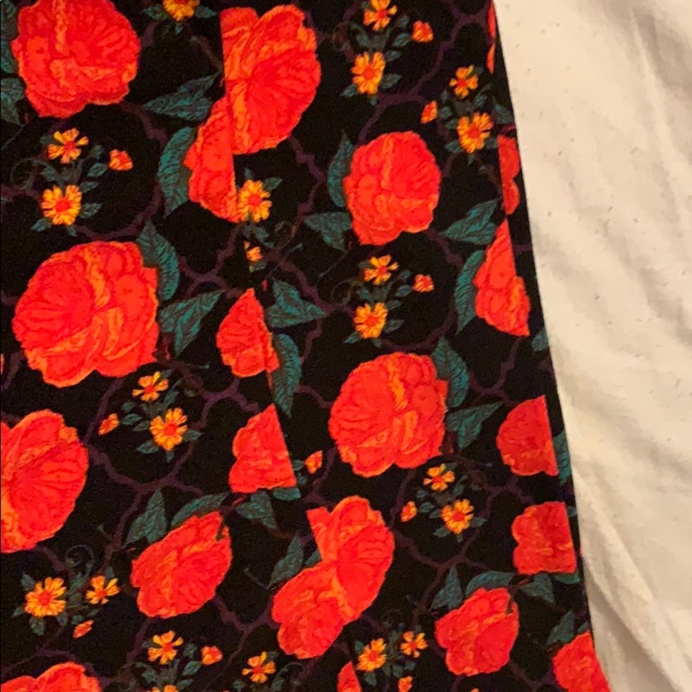 Lularoe Cassie Red Roses - Picture 3 of 3